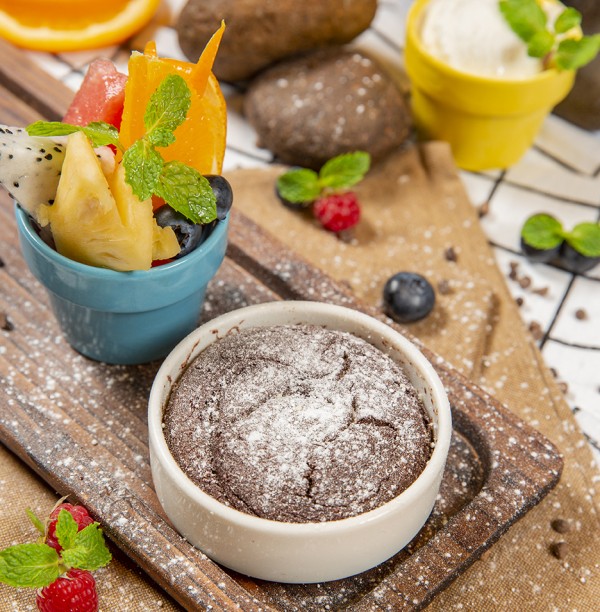 Hot chocolate cake, fresh fruit, coconut gelato/Bánh sô cô la nóng với trái cây tươi và kem dừa