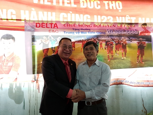 Ông Bùi Văn Tuấn - Chủ tịch Công ty TNHH Delta E & C (bên trái)