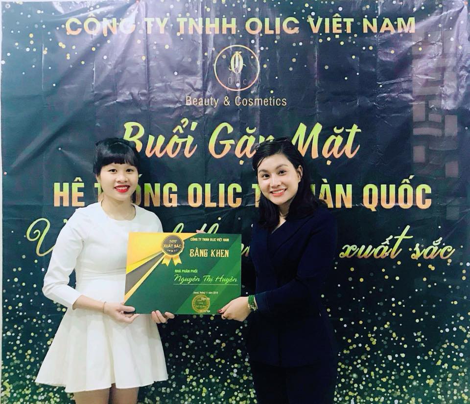 Chị Huyền được CEO Vũ Nga trao tặng bằng khen Nhà Phân Phối xuất sắc