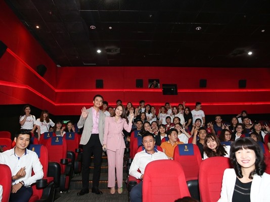 Fans Mỹ Tâm bao rạp phim tổ chức sinh nhật cho Mỹ Tâm