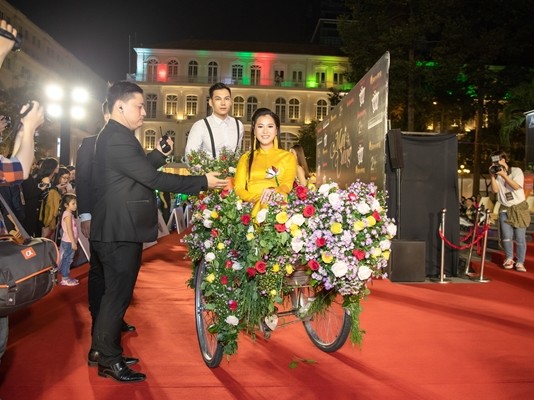 Lâm Vỹ Dạ nổi bần bật tại thảm đỏ Mai Vàng 2018