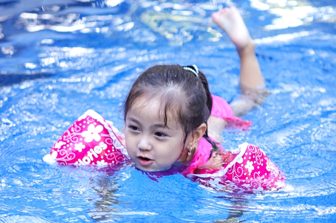 Vẻ mặt thích thú của con gái cưng Hà Kiều Anh khi được bơi lội.