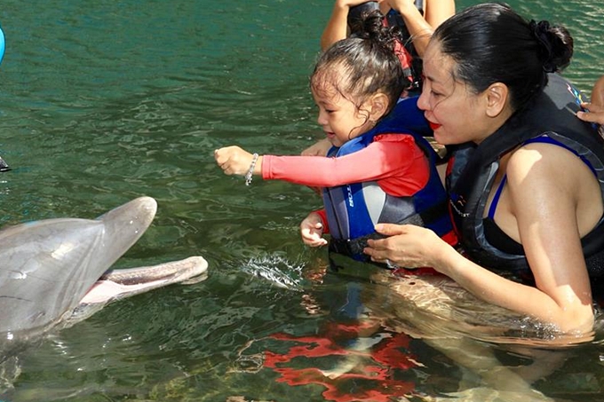 Hà Kiều Anh đưa con gái trải nghiệm thực tế. Cô khuyến khích các con tự khám phá bản thân mình. 'Tôi chỉ đứng ở ngoài quan sát để biết hỗ trợ các con phát triển theo hướng phù hợp với khả năng và niềm đam mê của bé', Hà Kiều Anh chia sẻ với Ngoisao.net.