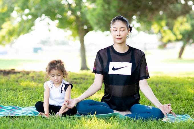 Hà Kiều Anh bày tỏ: 'Điều tuyệt vời nhất là có con gái cùng tập thể dục với mẹ'. Vì ông xã bận rộn kinh doanh, tất cả việc chăm sóc từ học hành, ăn uống đến vui chơi của các con đều do Hà Kiều Anh quyết định. Nếu có mâu thuẫn, họ sẽ hội ý riêng với nhau tìm giải pháp chung, tuyệt đối không tranh cãi trước mặt các con. 