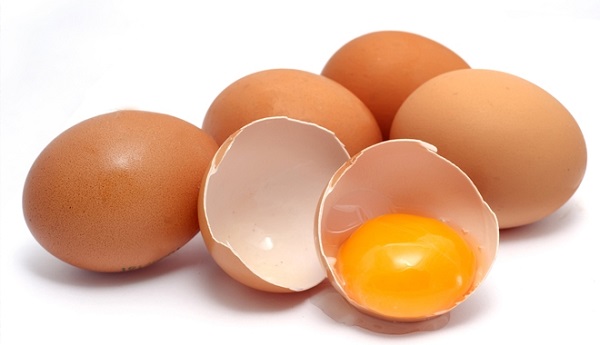 Với hàm lượng biotin và vitamin B cao, trứng giúp kích thích sự phát triển của tóc và duy trì da đầu khỏe mạnh. Hãy thêm trứng vào chế độ ăn của mình, đặc biệt là buổi sáng để có một mái tóc thật khỏe nhé!