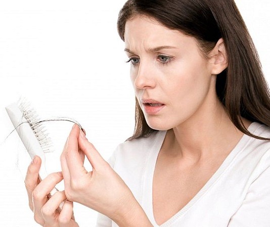 Ăn gì đề ngăn chặn rụng tóc cho mẹ sau khi sinh