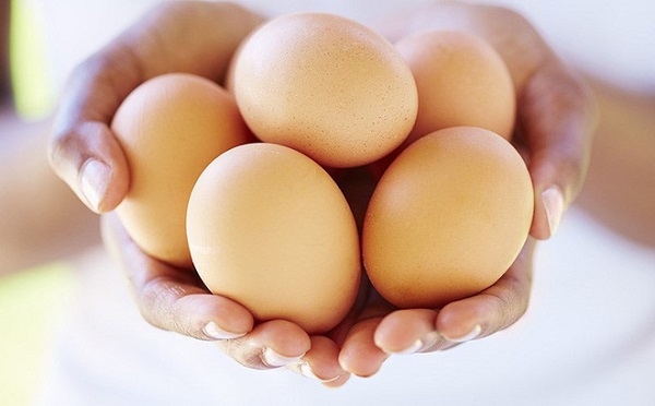 Trứng chứa nhiều vitamin B12 giúp kích thích tóc phát triển cũng như phòng ngừa rụng tóc.