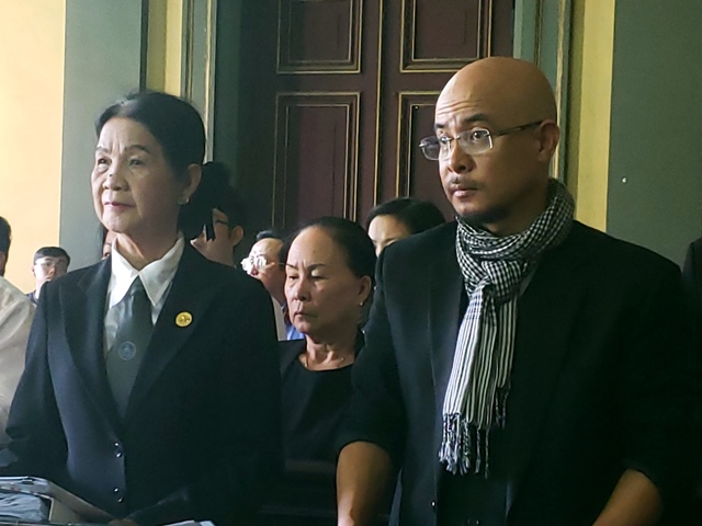 Luật sư Trương Thị Hòa (ngoài cùng bên trái) nêu quan điểm của ông Vũ trong vụ án là “không tấn công, chỉ tự vệ và phải trung thực”. (Ảnh: P.V)