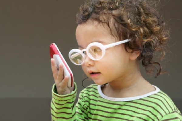 Có không ít trẻ mới 3 – 4 tuổi nhưng bị cận khá nặng chỉ vì bố mẹ cho tiếp xúc với điện thoại quá nhiều.