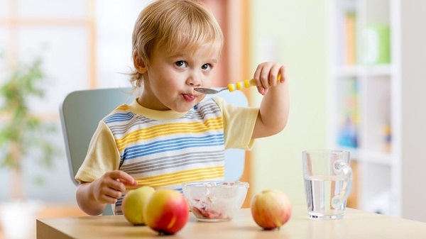 Hãy tập cho con thói quen ăn uống đúng, tạo không khí vui vẻ mỗi khi con ăn.