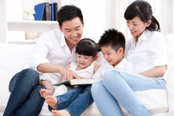 Bố mẹ hãy đọc sách cùng con nhiều hơn.