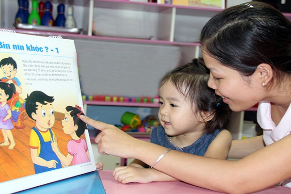 Đọc sách giúp các bé phát triển trí tuệ hơn.