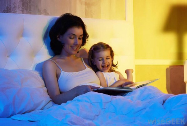 bạn có thể đọc sách cho trẻ nghe trước giờ ngủ khi trẻ còn nhỏ, cũng là cách giúp trẻ có thói quen đọc 1 vài trang sách trước giờ ngủ khi lớn.