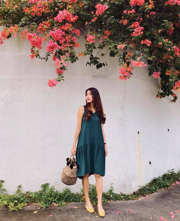 Tháng 4 chưa về nhưng tiết trời Sài Gòn đã hừng hực nắng như đầu hè. Vì thế các mẫu váy áo phù hợp tiết trời luôn được phái đẹp lựa chọn hàng đầu.