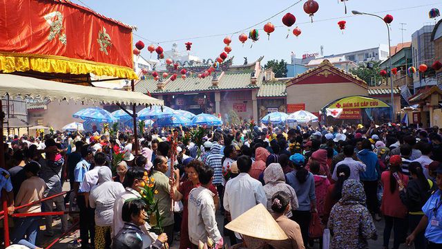 Lễ hội Chùa Bà hàng năm vào ngày rằm tháng Giêng Âm lịch tại miếu Bà Thiên Hậu thu hút hàng chục nghìn người về dâng hương.