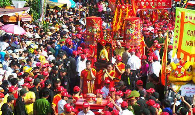 Chùa Bà Thiên Hậu tổ chức lễ hội rước kiệu Bà vào ngày rằm tháng Giêng Âm lịch, đây được xem là lễ hội lớn nhất ở Bình Dương.