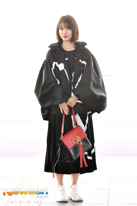 10.Lên đường tham dự Tuần lễ thời trang Paris, Park Shin Hye bị soi mất dáng với đồ rộng thùng thình4