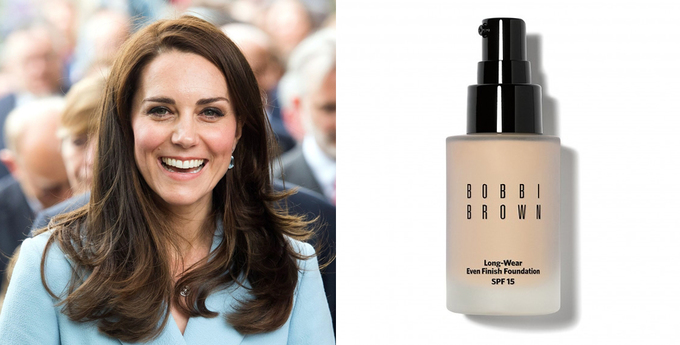 Công nương Kate Middleton chuộng kem nền của hãng Bobbi Brown và kết thân với sản phẩm từ nhiều năm nay. Ngay cả trong ngày cưới, Kate cũng tin dùng sản phẩm này để giữ lớp nền lâu trôi, bám da suốt nhiều giờ đồng hồ. Sản phẩm có giá bán 72 USD (khoảng 1,7 triệu đồng).