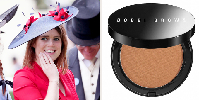 Giống như Kate Middleton, Công chúa Eugenie cũng là fan của thương hiệu Bobbi Brown, đặc biệt là dòng phấn bronzer, có giá bán khoảng 44 USD (1,1 triệu đồng). 