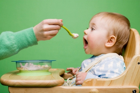 Hầu như trẻ con đều trải qua một giai đoạn biếng ăn nhất định. Thời kì biếng ăn của trẻ thường khiến các gia đình mệt mỏi.