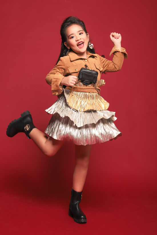 Suri Thiên Kim mới 6 tuổi và đang học lớp Prep tại Sis. Cô bé theo học lớp mẫu nhí Pinkids của đạo diễn thời trang Nguyễn Hưng Phúc hơn 6 tháng nhưng đã thay đổi rất nhiều từ kỹ năng biểu diễn catwalk cho đến tạo dáng trước ống kính.