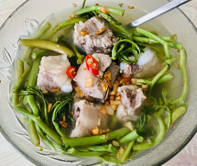 10.Canh sườn rau rút nấu chua