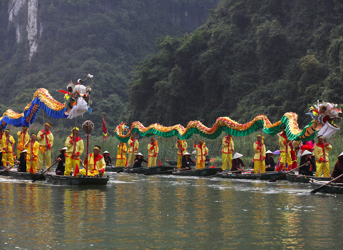 Hoạt động rước rồng trên sông, đi đầu đoàn rước là hai con rồng dài 20 m chở bằng 6 chiếc thuyền, loại phương tiện chủ yếu để tham quan thắng cảnh Tràng An.