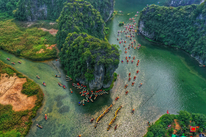 Hình ảnh Tràng An hiện lên như vịnh Hà Long trên cạn.