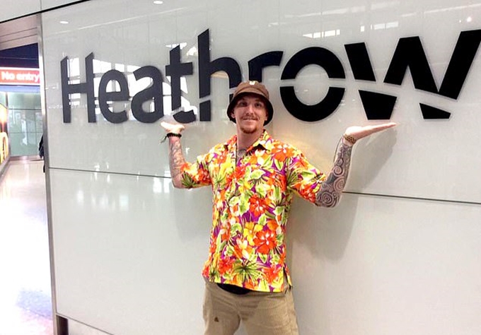 Chris Dodd chụp hình ở phi trường Heathrow (Anh) ngày 19/4, sau khi trở về từ Thái Lan