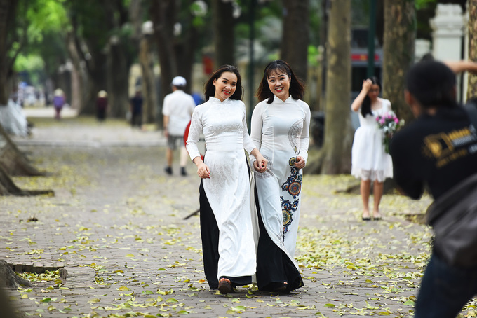 Phố Phan Đình Phùng là "đắt khách" hơn cả bởi ba hàng cây song song, trong đó có hai hàng cây hoàn toàn nằm trên vỉa hè rộng rãi, vừa tạo nên góc ảnh sâu hun hút, vừa an toàn cho các người mẫu nghiệp dư thỏa sức thả dáng, diễn sâu... Nhiều người còn đầu tư thuê áo dài trắng cùng nhiều phụ kiện để chụp những bộ ảnh mang dáng dấp Hà Nội xưa.