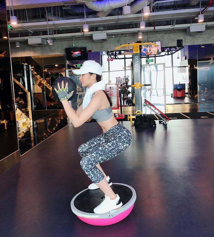 Yaya Trương Nhi tranh thủ tập luyện ở bất cứ đâu khi có thời gian rảnh. Trong hình, cô nàng thực hiện squat cùng bóng bosu. Bài tập rèn luyện khả năng giữ thăng bằng, làm chủ cơ thể và tác động trực tiếp vào các múi cơ vòng hai, vòng ba. 