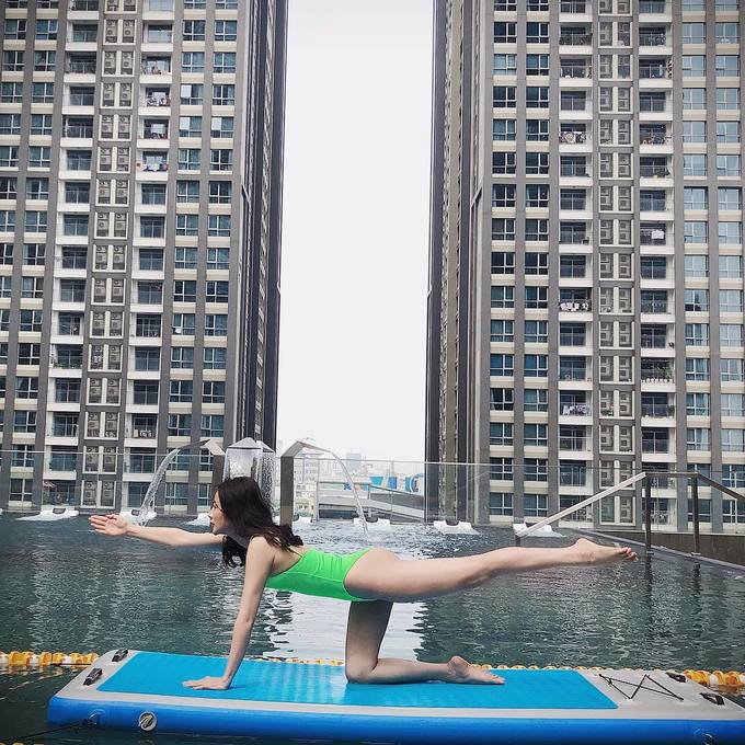 Tập yoga trên nước thường xuyên cũng giúp nữ diễn viên tăng khả năng giữ thăng bằng và sự tập trung. Không chỉ có tác dụng tích cực cho vóc dáng, bộ môn này có đem lại nhiều lợi ích cho tinh thần, giúp cân bằng cuộc sống, giải tỏa căng thẳng. 