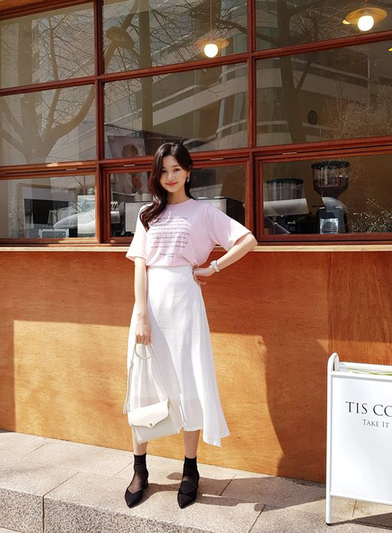 Chân váy midi dành cho mùa hè được thiết kế trên các chất liệu chiffon lụa, chiffon, cotton... để giúp người mặc cảm nhận sự nhẹ nhàng, tự do.