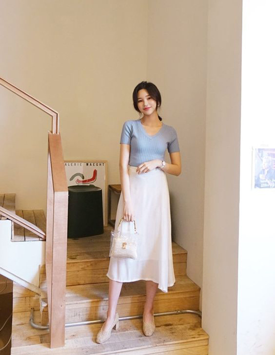 Các cô nàng sành điệu ở xứ sở kim chi thích chọn chân váy trắng để phối cùng các kiểu áo thun cotton. Đây cũng là công thức mà chị em công sở dễ dàng áp dụng.