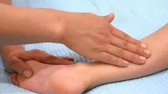 26.5 phút trước khi đi ngủ hãy làm 6 động tác massage này cho trẻ, không sợ sau này con không cao5