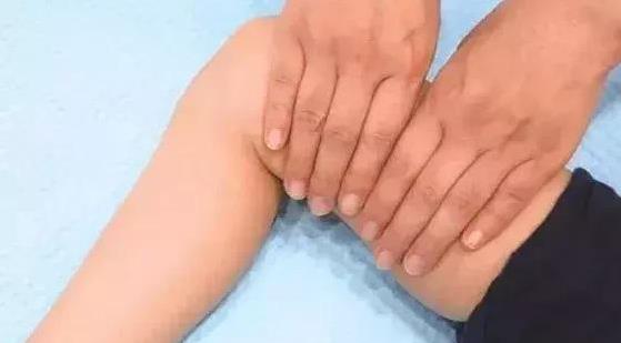 26.5 phút trước khi đi ngủ hãy làm 6 động tác massage này cho trẻ, không sợ sau này con không cao6