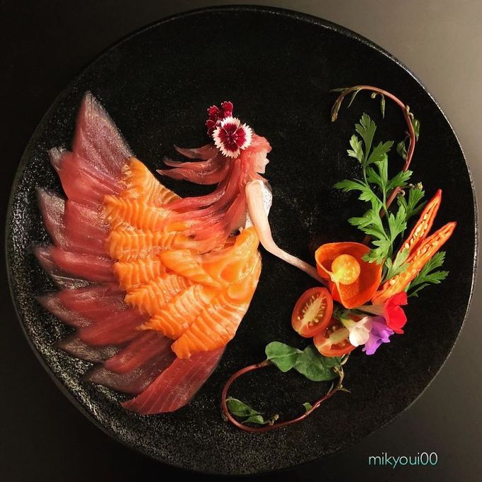 Nhiều người đồng ý rằng, sashimi là món ăn mà bạn có thể thưởng thức trọn vẹn nhất hương vị của cá tươi sống. Ngoài cảm nhận bằng vị giác, sashimi còn cuốn hút thực khách bởi màu sắc tuyệt đẹp của những vân cá tự nhiên. Các đầu bếp Nhật Bản khi phục vụ sashimi cũng chú ý tới vẻ bề ngoài của từng đĩa cá, sao cho chỉn chu và hài hoà. Một người đàn ông Nhật Bản với nickname Mikyoui00 đã góp phần biến vẻ đẹp của những lát sashimi đầy màu sắc trở thành những bức tranh 3D khiến người khác phải trầm trồ. 