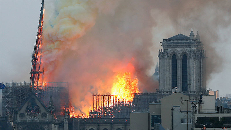 Nhà thờ Đức Bà Paris bôc cháy sớm 16/4.
