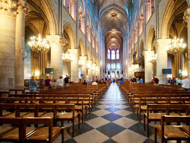 Bên trong Nhà thờ Đức Bà Paris
