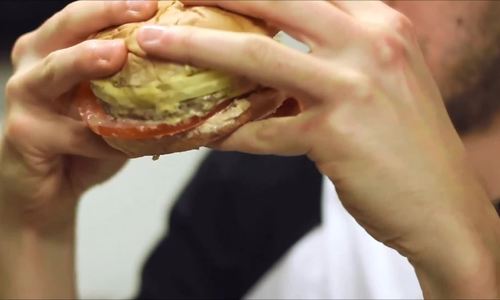 Ăn burger đúng cách như thế nào