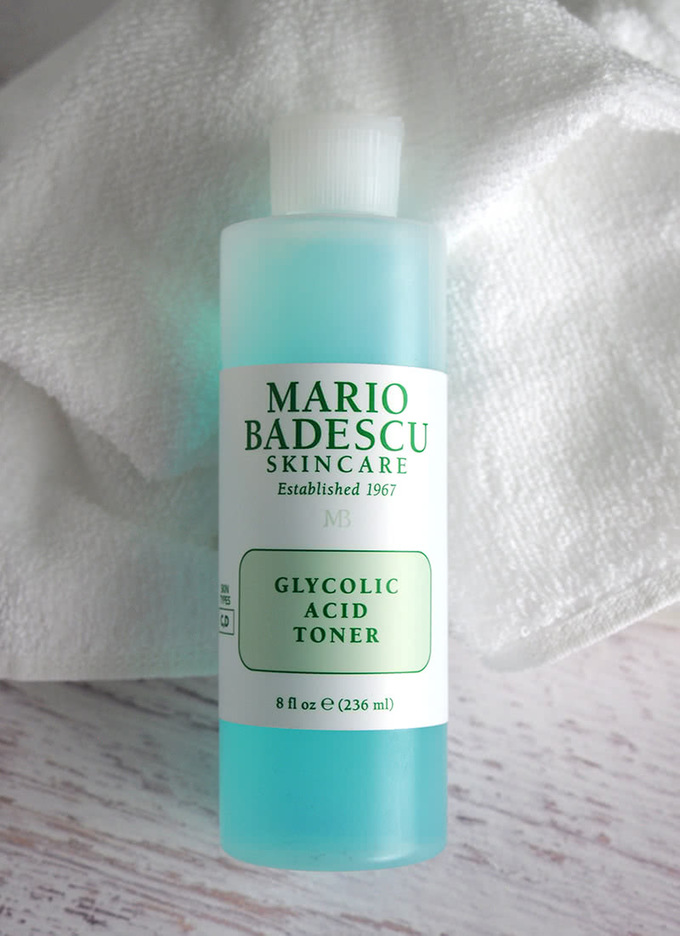 Mario Badescu Glycolic Acid Toner có thành phần chính là acid glycolic cùng chiết xuất bưởi, lô hội giúp tái tạo da tổn thương và duy trì độ ẩm cần thiết cho da. Sản phẩm có khả năng cải thiện sắc tố da và thu nhỏ lỗ chân lông, từ đó giúp da thêm mịn màng, đều màu. Ngoài ra mức giá vừa túi tiền cũng là điểm cộng của lọ toner này.  Giá tham khảo: 500.000 đồng