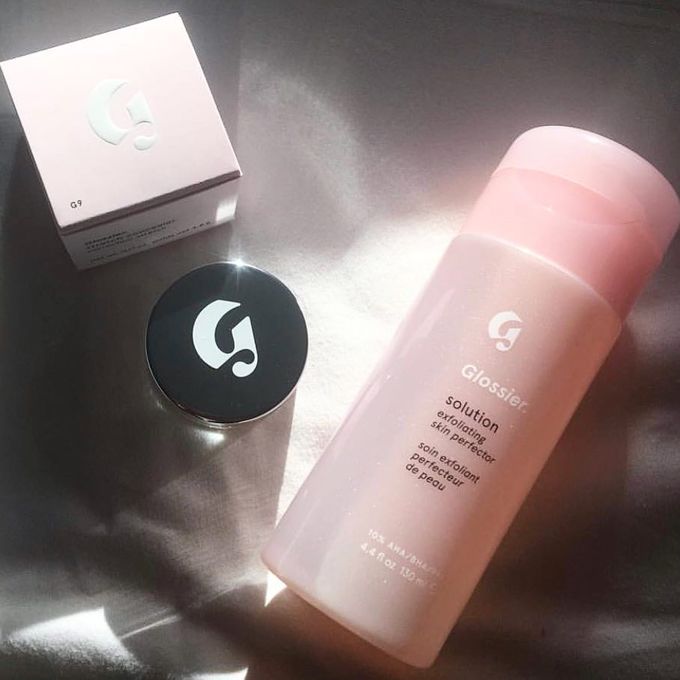 Glossier không chỉ nổi tiếng với các sản phẩm trang điểm mà còn tạo được tiếng vang nhờ dòng sản phẩm dưỡng da chất lượng. Glossier Solution có công dụng làm sạch da dịu nhẹ, phù hợp với da nhạy cảm, da mụn. Thành phần acid của sản phẩm cũng góp phần làm thông thoáng lỗ chân lông, khô cồi mụn, bớt thâm. Giá tham khảo: 600.000 đồng