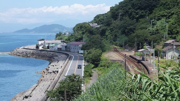 Ga Shimonada nhìn từ trên cao, xung quanh ít nhà ở, chủ yếu núi non xanh mướt nên có người gọi nó là nhà ga "cô độc".