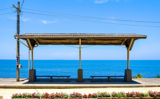 Shimonada là một trong những nhà ga nằm sát biển nhất ở đất nước mặt trời mọc. Ngồi chờ tàu, bạn có thể ngắm rõ nét đường chân trời. Mùa hè, nước biển xanh ngắt, khung cảnh đẹp như tranh vẽ.