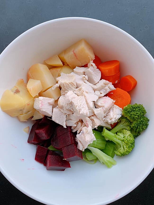 Bữa ăn hàng ngày của Anh Thư luôn có nhiều loại rau củ và protein từ thịt nạc hoặc cá.