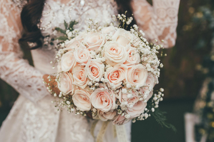Bó hoa cầm tay của Mỹ Giang gồm hoa hồng và baby.
