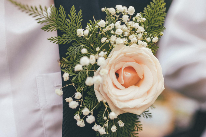 Mỹ Giang làm hoa cài áo cho chú rể từ hoa hồng, hoa baby và lá dương xỉ. 