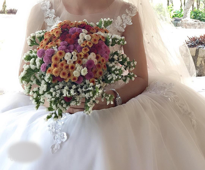 Hoa chụp ảnh cưới rực rỡ sắc màu của Mỹ Giang. 