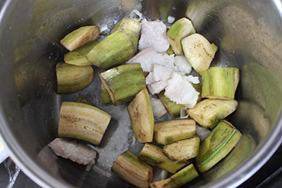 Bước 1: Cho lươn thái khúc vào bát to với nước cốt nghệ, muối, hạt tiêu và mẻ, ướp trong khoảng 20 phút. Chuối xanh gọt vỏ cắt khúc. Tía tô, lá lốt rửa sạch, cắt nhỏ.