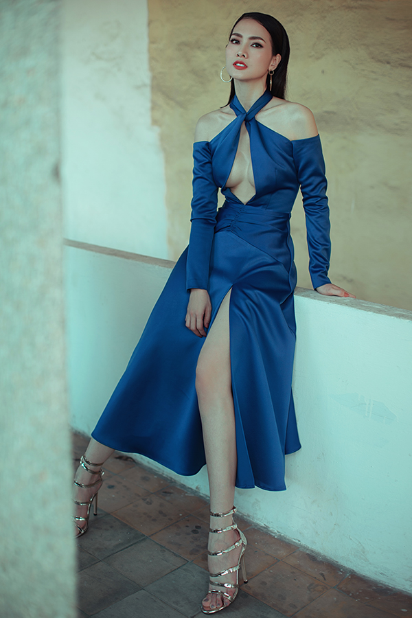 Với váy lụa của Nguyễn Hà Nhật Huy, siêu mẫu Anh Thư sexy không kém đàn em khi phô trọn vẻ sexy bởi những đường cắt táo bạo.